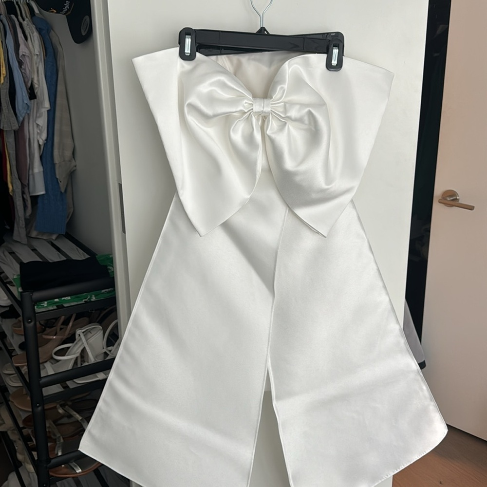 UNTAMED PETALS BY AMANDA JUDGE Strapless Satin Mini Bridal Dress in White - Picture 5 of 5